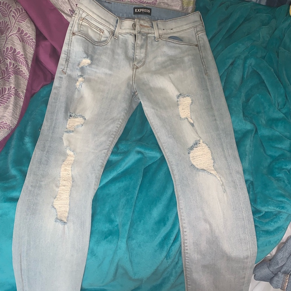 NWOT Mid Rise Light Blue Distressed Jeans
